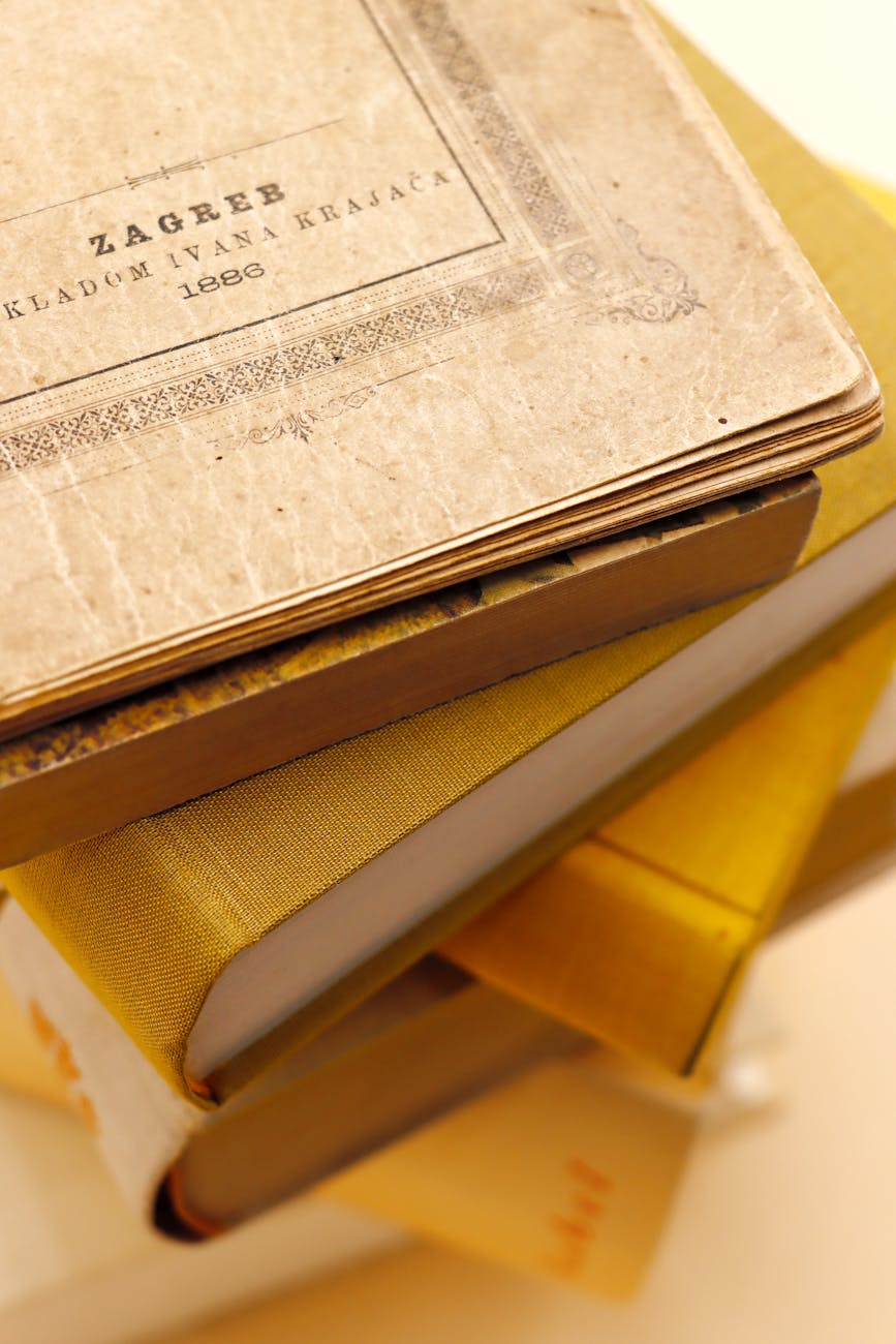 Stapel alter Bücher mit vintage Covers