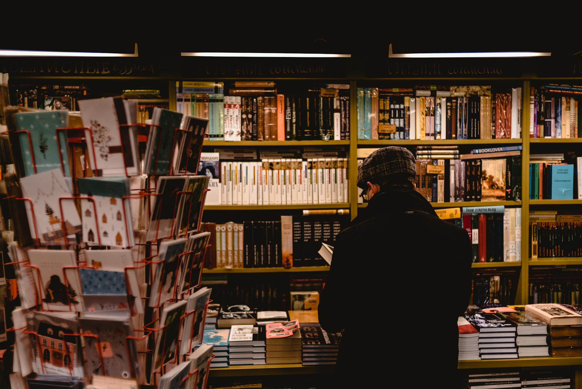 Person beim Stöbern in einer Buchhandlung
