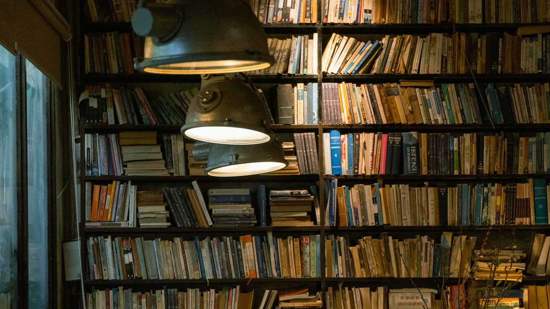 Gemütliche Bibliothek mit warmer Beleuchtung