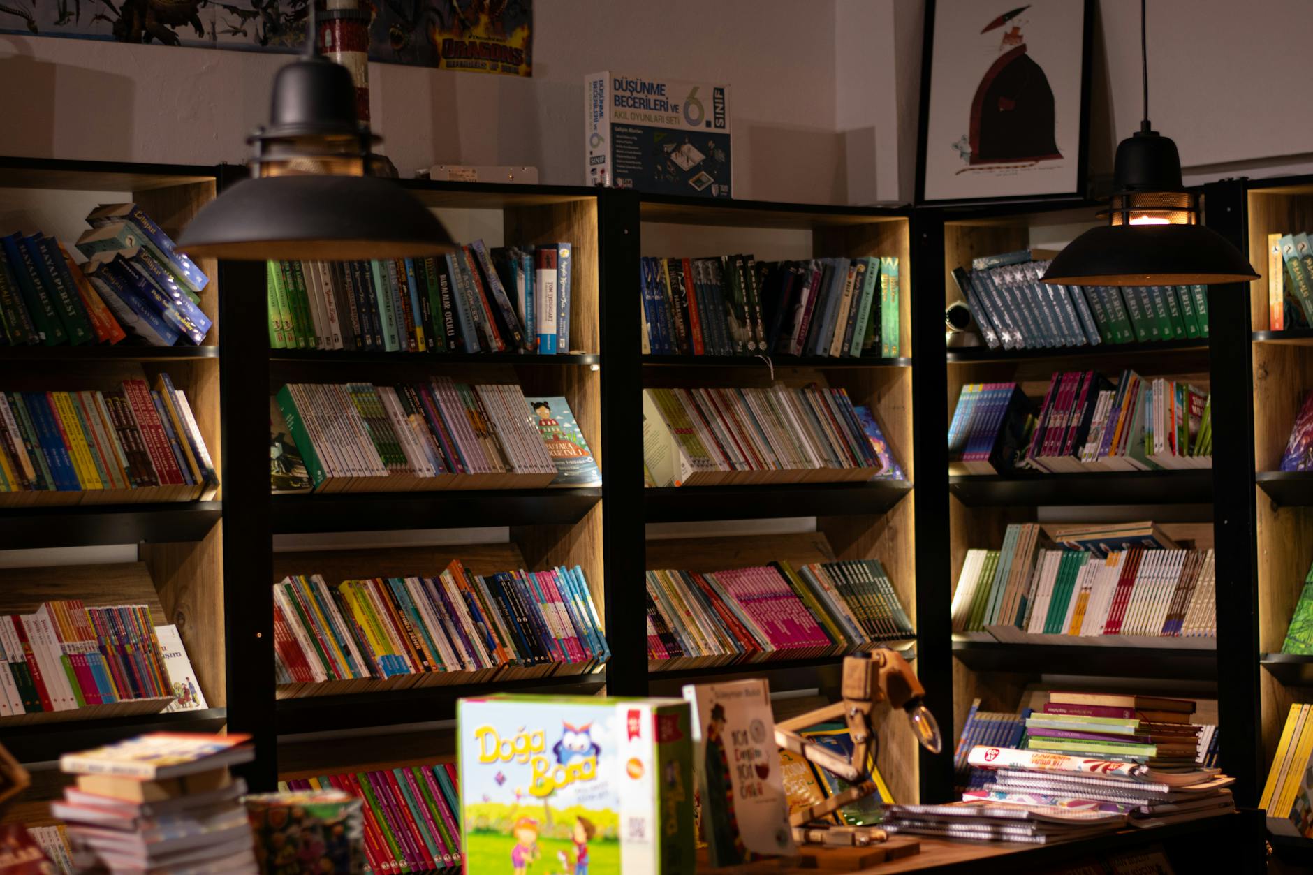 Warme, einladende Buchhandlung mit beleuchteten Regalen