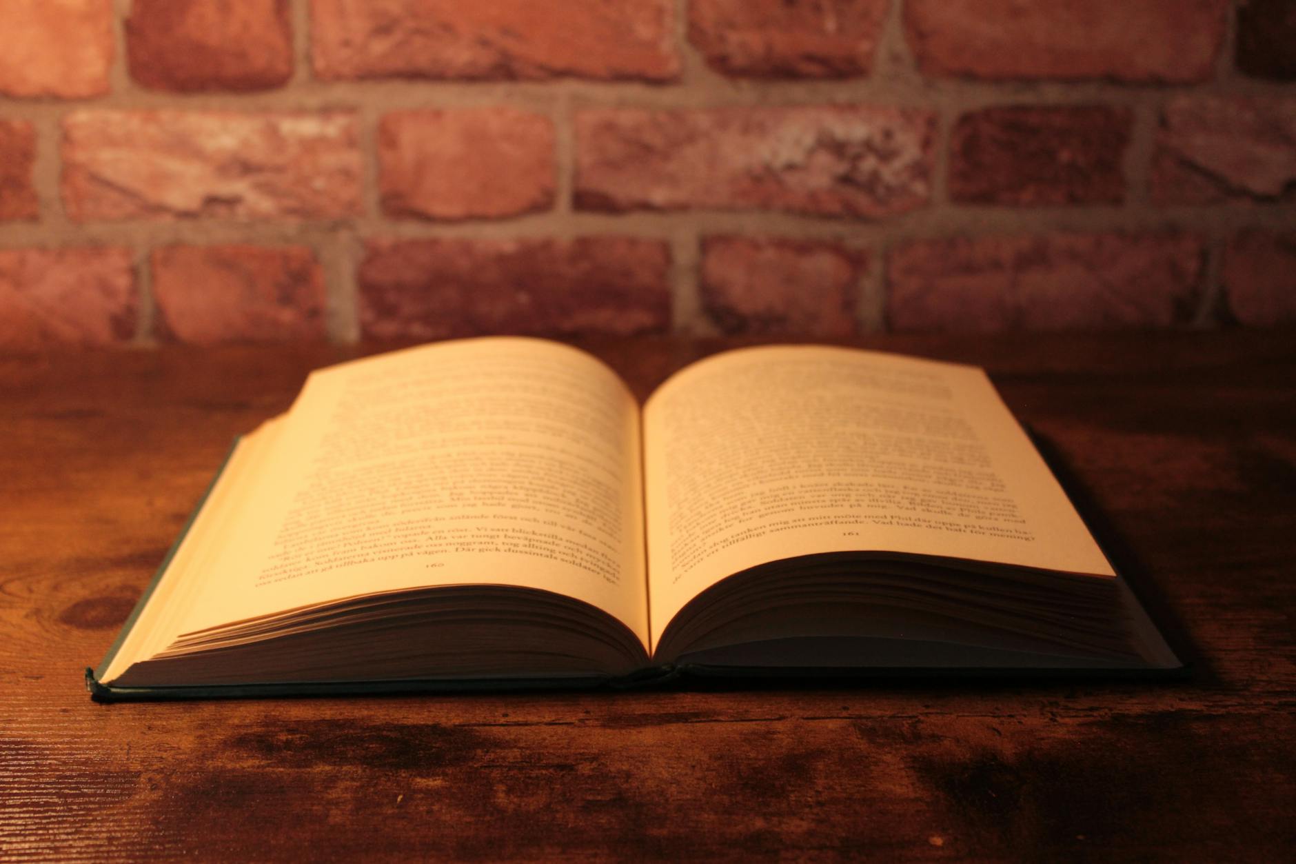 Aufgeschlagenes Buch auf einem Holztisch