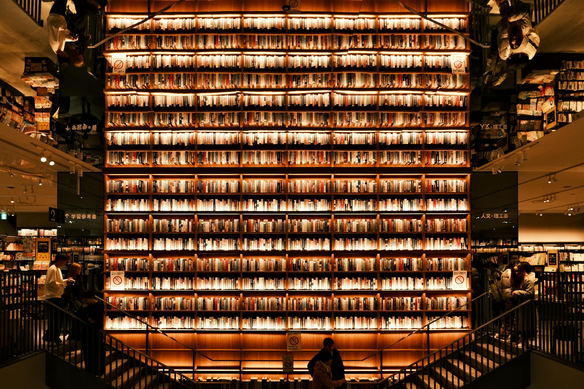 Bücherregale mit warmer Beleuchtung