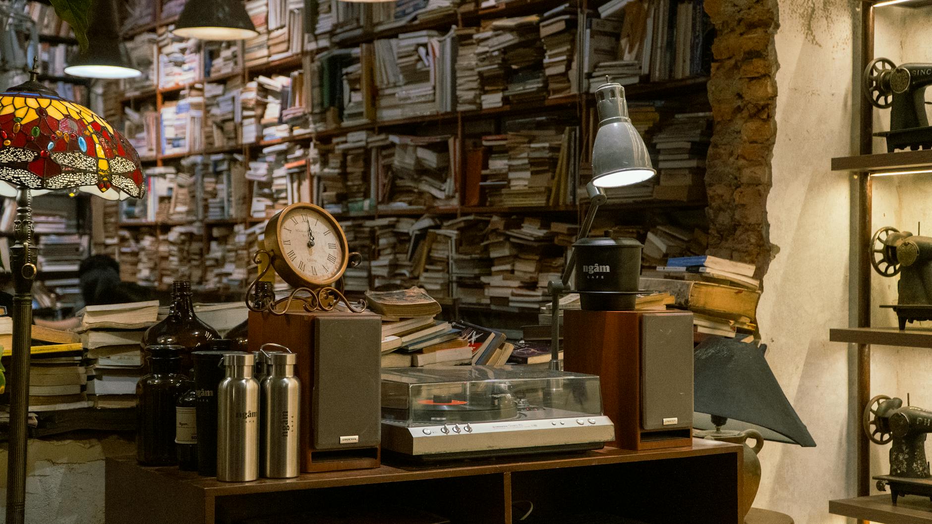 Atmosphärische Buchhandlung mit vintage Dekor
